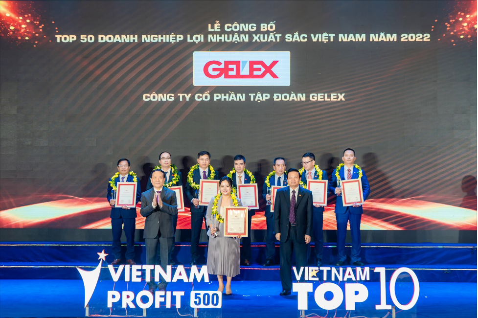  Đại diện Tập đoàn GELEX nhận Cúp và chứng nhận Top 50 Doanh nghiệp lợi nhuận tốt nhất Việt Nam – năm 2022.
