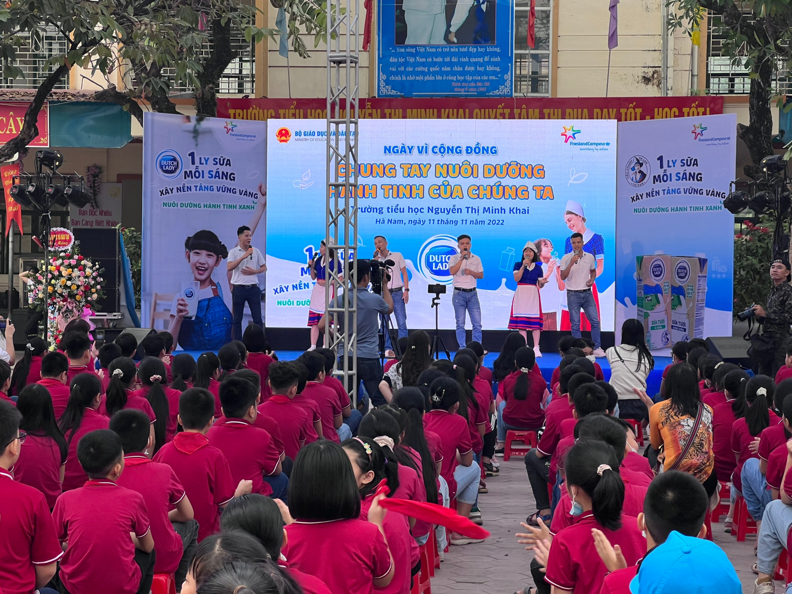 Hơn 200 nhân viên FrieslandCampina Việt Nam đã mang đến “Ngày vì cộng đồng” đầy ý nghĩa cho hàng nghìn học sinh tại Hà Nam và Bình Dương