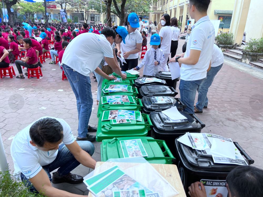 Tập thể nhân viên từ nhãn hàng sữa Cô Gái Hà Lan tặng thùng rác cho hai trường tiểu học, giúp các em học sinh phân loại rác tại nguồn