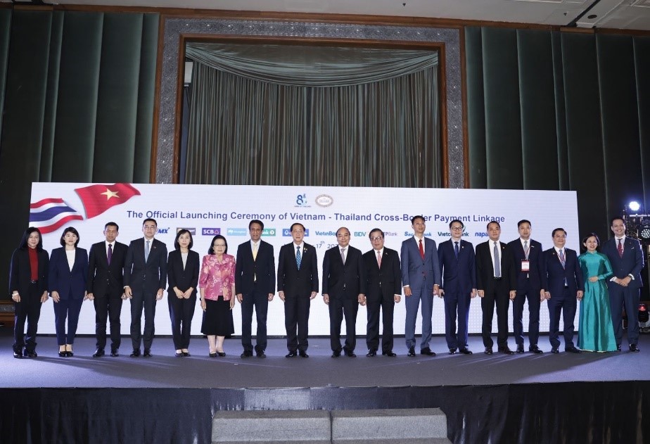 Đại diện lãnh đạo NHTW hai nước, NAPAS và các ngân hàng Việt Nam, Thái Lan trên sân khấu sự kiện