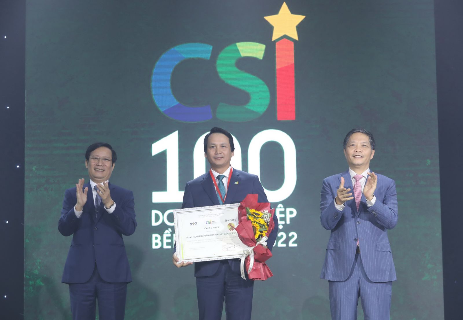 Ông Trần Long-Phó Tổng Giám đốc BIDV nhận giải thưởng