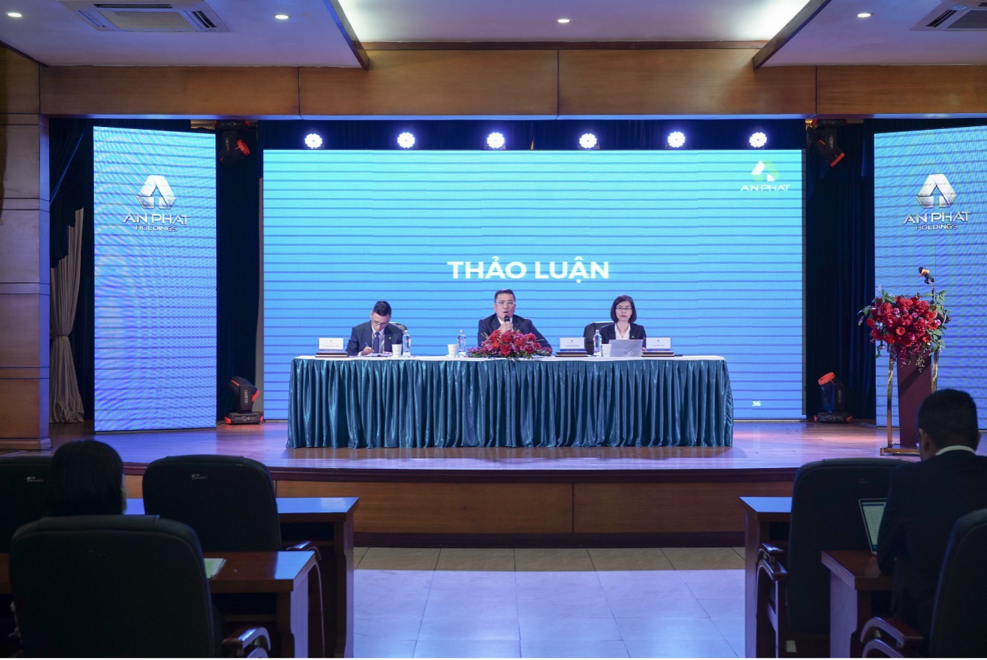 Chủ tịch Hội đồng Quản trị An Phát Holdings Phạm Ánh Dương giải đáp các câu hỏi của cổ đông
