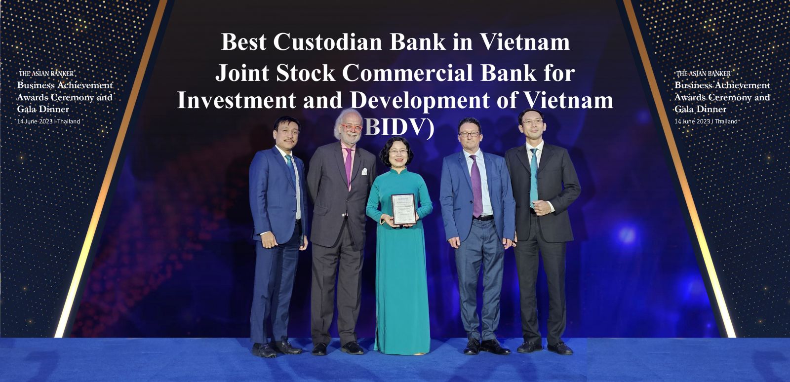 Đại diện BIDV nhận Giải thưởng “Ngân hàng Lưu ký - Giám sát tốt nhất Việt Nam năm 2023 