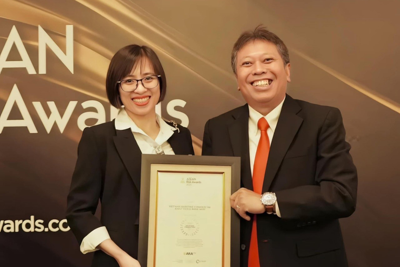 Bà Lê Cẩm Thuý-Giám đốc Quản trị rủi ro MSB nhận giải thưởng