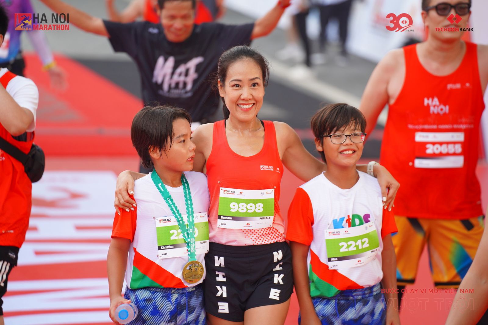 CMO Thái Diễm Minh Tú lan toả tinh thần thể thao cùng các con
