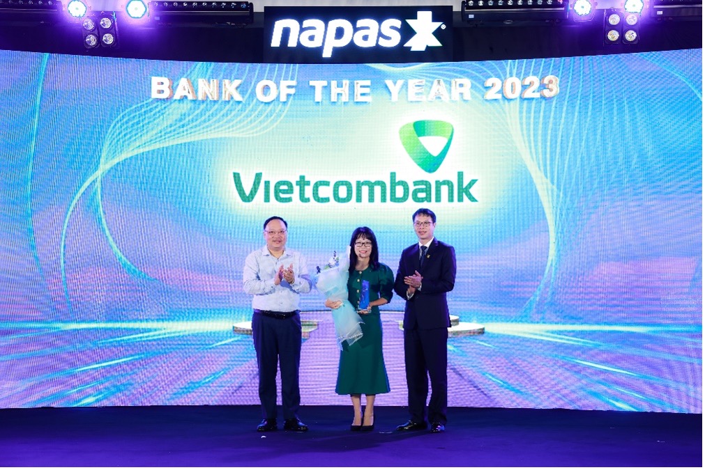  Đại diện Vietcombank nhận giải  Ngân hàng xuất sắc năm 2023 – Bank of the year 202