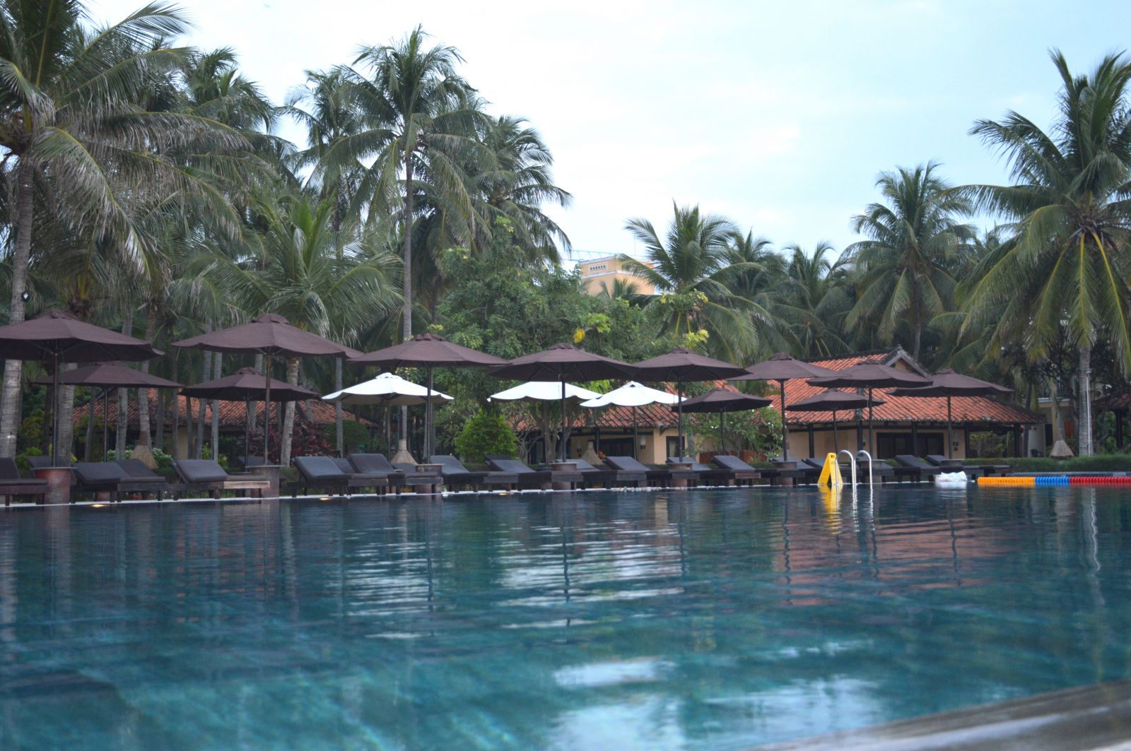 Điểm đặc biệt thu hút khách du lịch tại Seahorse Resort & Spa là bể bơi vô cực đầu tiên được xây dựng tại Mũi Né