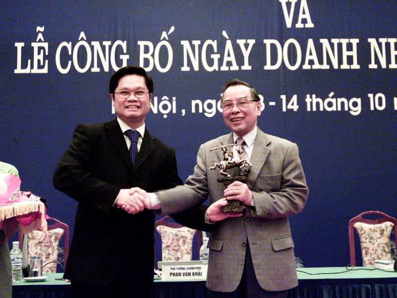 Trong ngày Doanh nhân Việt Nam đầu tiên năm 2004, TS Vũ Tiến Lộc đã trao tặng Thủ tướng Phan Văn Khải Cúp Thánh Gióng – Cúp doanh nhân tiêu biểu Việt Nam đầu tiên, mở đầu cho các hoạt động tôn vinh doanh nhân Việt Nam tiêu biểu sau này. 