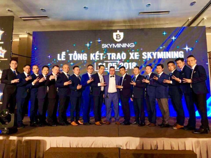 Các nhóm nhà đầu tư (NĐT) tập hợp danh sách đơn kiện ông Lê Minh Tâm - chủ hệ thống mỏ đào tiền ảo Sky mining lên cơ quan công an, dự kiến đơn sẽ nộp vào chiều 30.7.