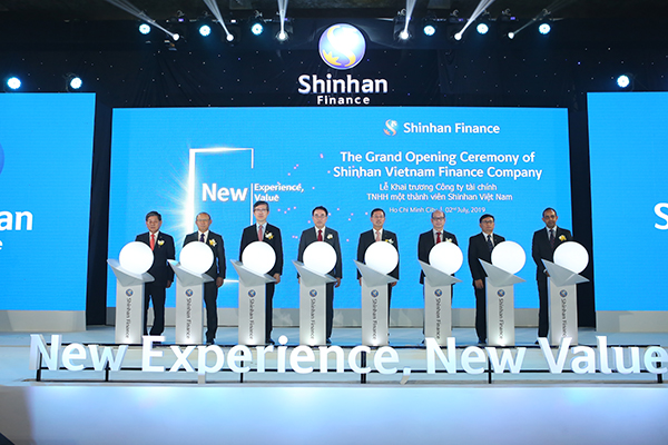 Shinhan Finance cũng đã đồng thời ra mắt Hệ thống nhận diện Thương hiệu, slogan và website chính thức www.shinhanfinance.com.vn.
