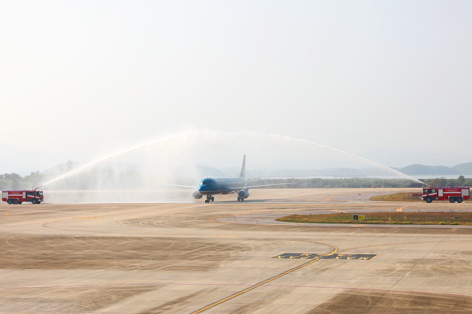 Nghi thức phun vòi rồng của sân bay Vân Đồn chào đón chuyến bay đầu tiên từ Nhật Bản. Ảnh: Việt Phương