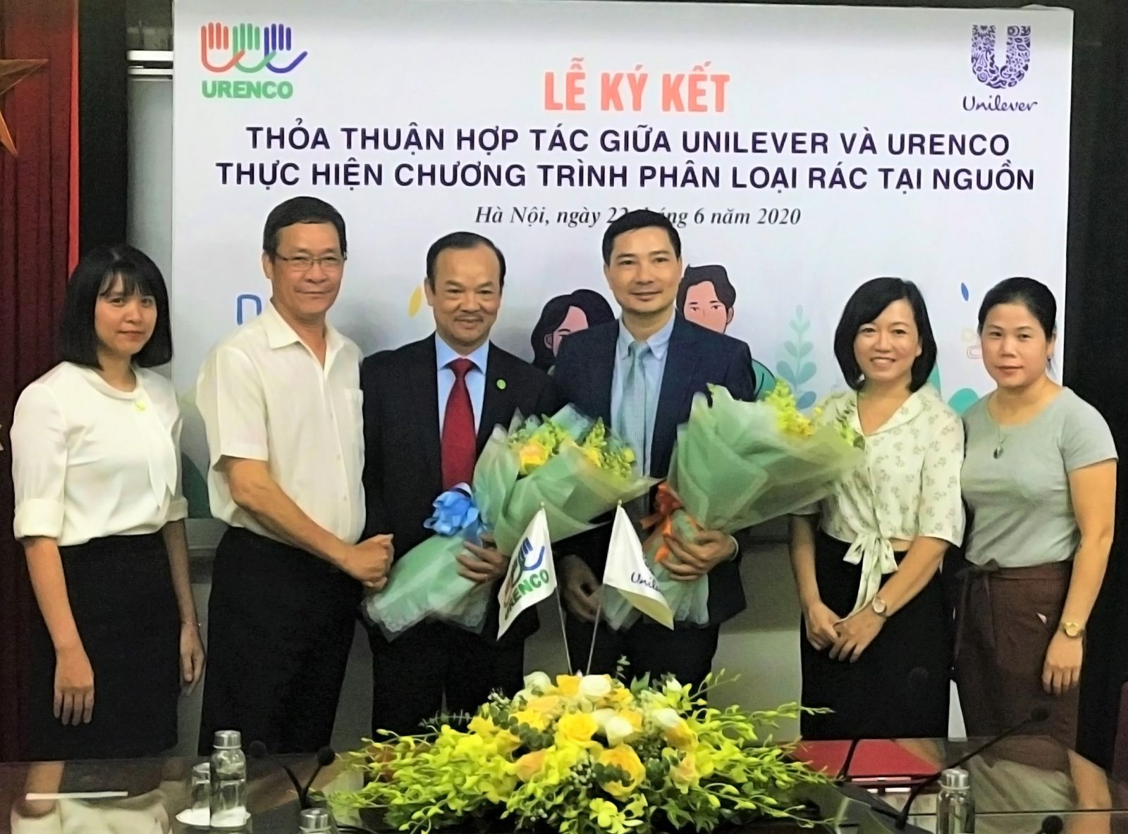  Ông Nguyễn Hữu Tiến (URENCO) và ông Đỗ Thái Vương (Unilever) cùng ký kếtp/phê chuẩn chương trình hợp tác hành động năm 2020