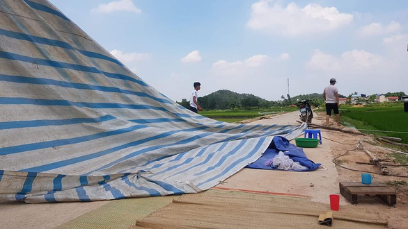 Sau 4 ngày phong tỏa bãi rác Nam Sơn, người dân xã Nam Sơn và Hồng Kỳ đã dỡ, thu dọn lều bạt - Ảnh: P. THẢO