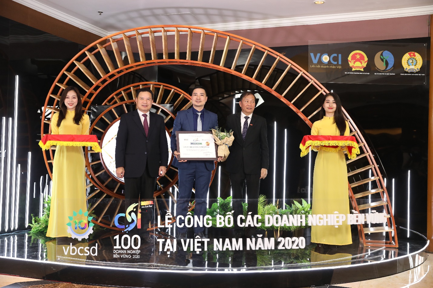Ông Đỗ Thái Vương – Phó Chủ tịch Phát triển Bền vững và Truyền thông Unilever Việt Nam nhận giải top 10 Doanh nghiệp phát triển bền vững nhất Việt Nam năm thứ 5 liên tiếp