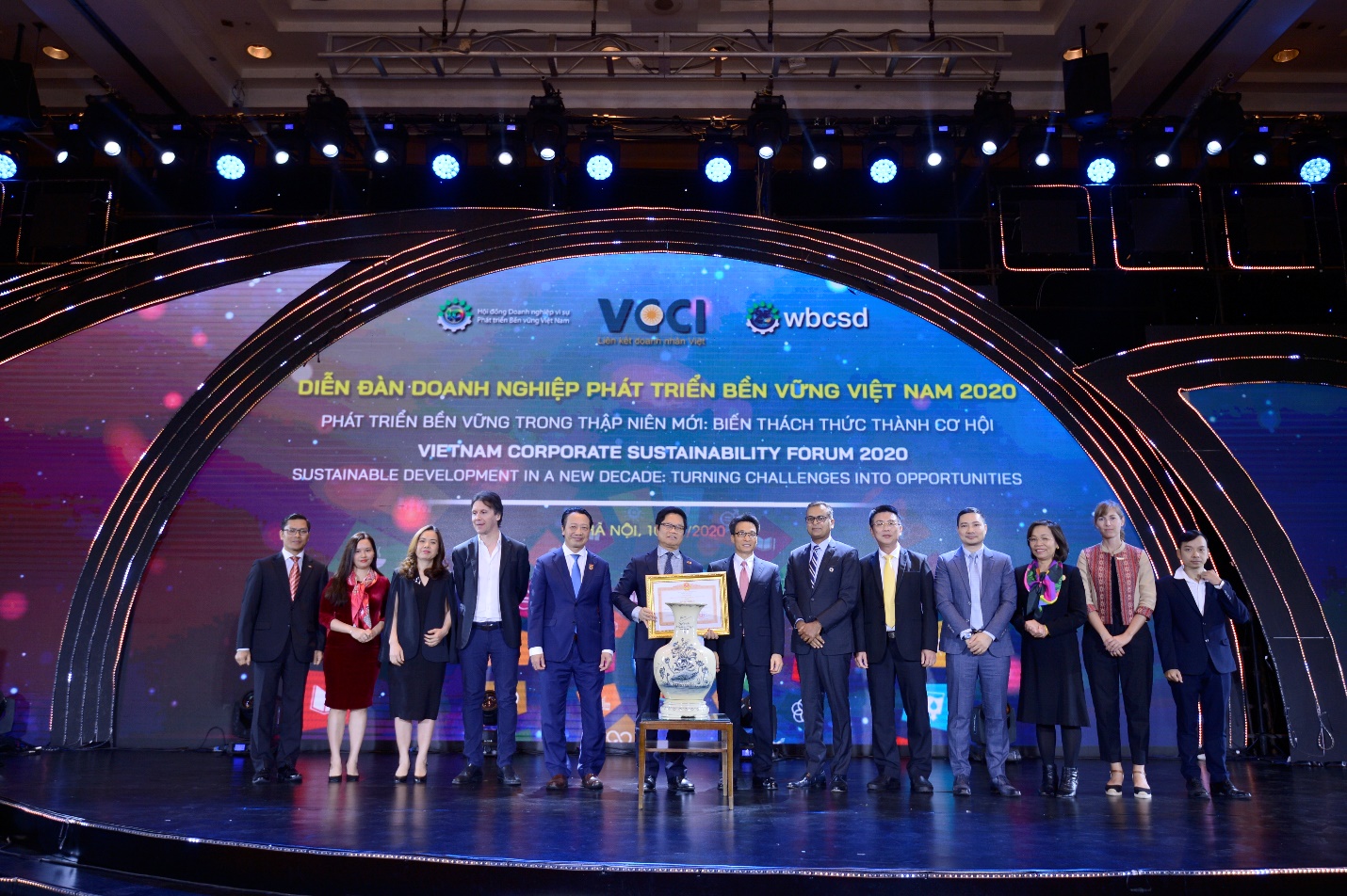 Đại diện Unilever (thứ tư từ phải sang) - Ông Đỗ Thái Vương - đồng thời là Phó Chủ tịch Ban thường trực Hội đồng Doanh nghiệp vì sự Phát triển bền vững Việt Nam<p/>(VBCSD) cùng các đơn vị đón nhận Bằng khen của Thủ tướng cho VBCSD