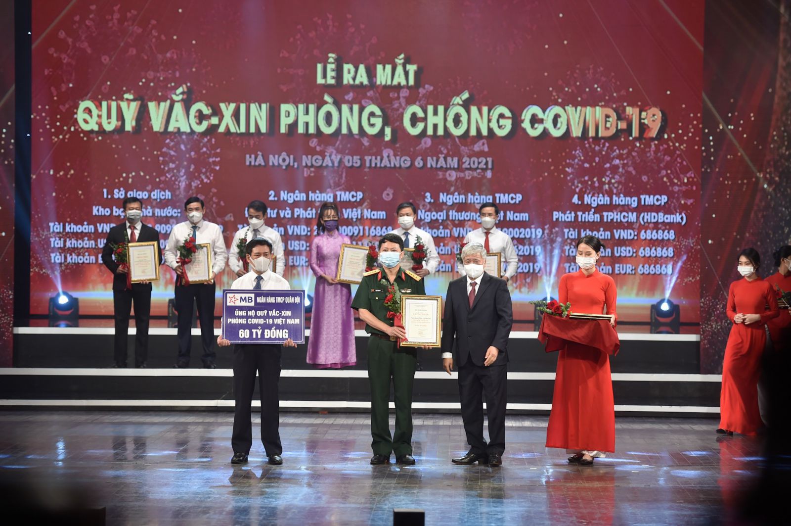 Ông Trần Minh Đạt – P.TGĐ MB trao tặng số tiền 60 tỷ cho Quỹ Vaccine phòng  COVID-19