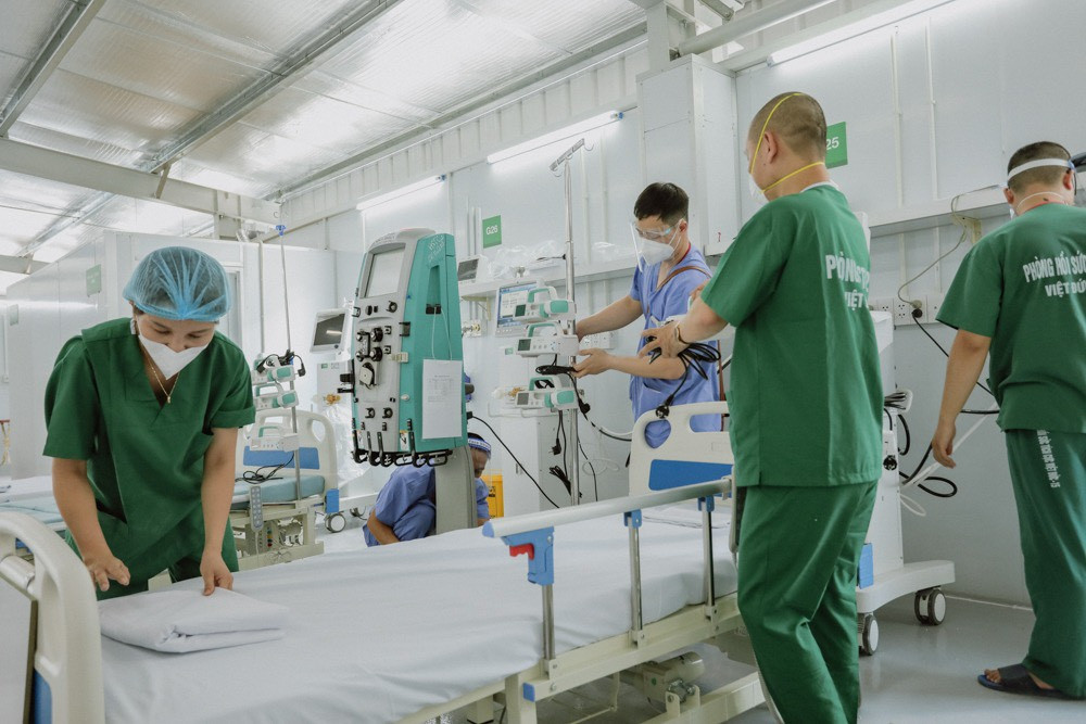 Các Y bác sỹ của Bệnh viện Hữu nghị Việt Đức tại Trung tâm hồi sức tích cực trực thuộc Bệnh việt Hữu nghị Việt Đức tại Tp.HCM
