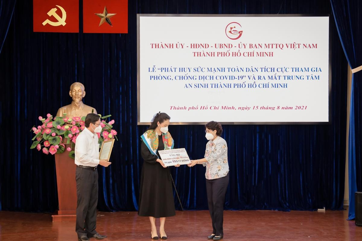 Chủ tịch UB MTTQ VN TP.HCM Tô Thị Bích Châu (phải) – nhận bảng tượng trưng trao 266.000 phần nhu yếu phẩm từ  đại diện Tập đoàn Vạn Thịnh Phát, tại Lễ ra mắt Trung tâm An sinh xã hội thành phố Hồ Chí Minh.
