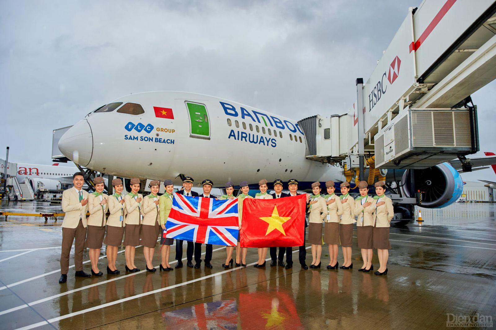Ảnh 3: Máy bay mang tên "Samson Beach" của Bamboo Airways tại sân bay quốc tế Heathrow, thủ đô London, Anh ngày 30/10/2021.