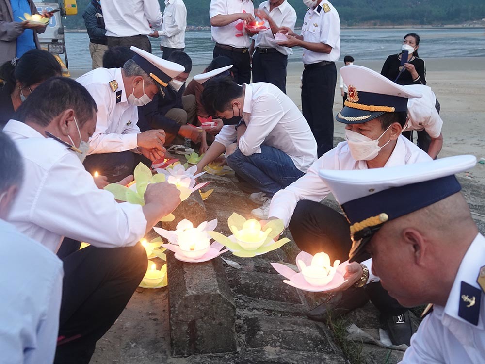 Tối 13/3, để tưởng nhớ 64 liệt sĩ đã hy sinh trong trận chiến Gạc Ma cách đây 34 năm, những cựu binh và thân nhân đã thả hàng trăm đèn hoa đăng xuống cửa biển Hà Tĩnh.