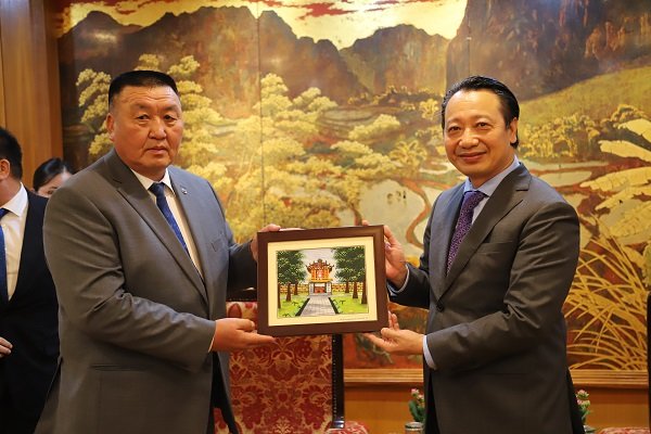 Đại sứ Mông Cổ tại Việt Nam Jigee Sereejav và Phó Chủ tịch VCCI Nguyễn Quang Vinh