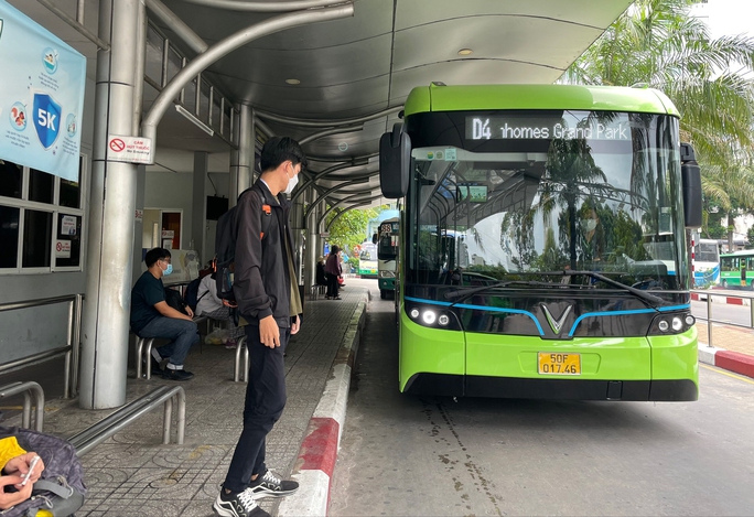 Sau hơn 2 tháng đưa vào hoạt động, tuyến xe buýt điện D4 (Bến xe buýt Sài Gòn - Vinhomes Grand Park) do Vinbus khai thác dần thu hút khách.