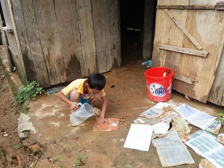 ps: học sinh ở Tuyên Hóa, Quảng Bình rửa sách giáo khoa VNEN sau lũ.