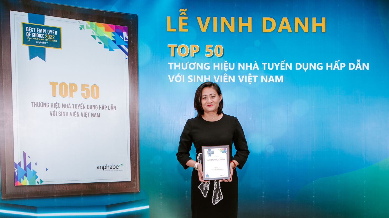 Bà Trần Thị Tuyết Trinh, Trưởng phòng nhân sự AEON Việt Nam tại buổi trao giải Top 50 thương hiệu nhà tuyển dụng hấp dẫn nhất với sinh viên