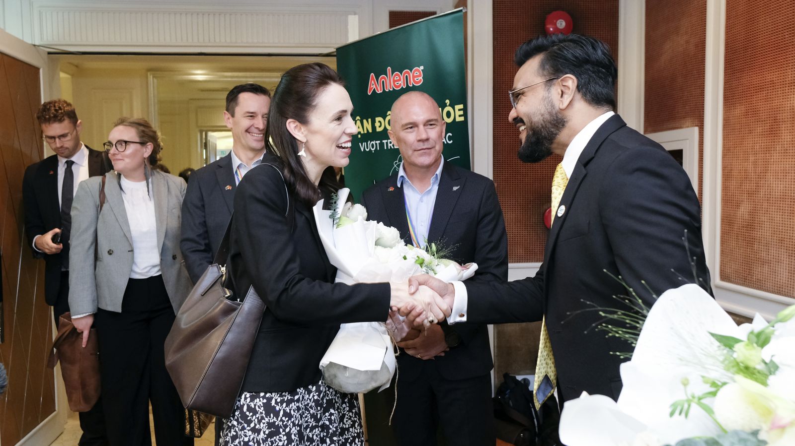Thủ tướng New Zealand Jacinda Ardern đến thăm khu trưng bày nhãn hàng Anlene - Anchor và gặp gỡ Tổng giám đốc công ty Fonterra Brands Việt Nam