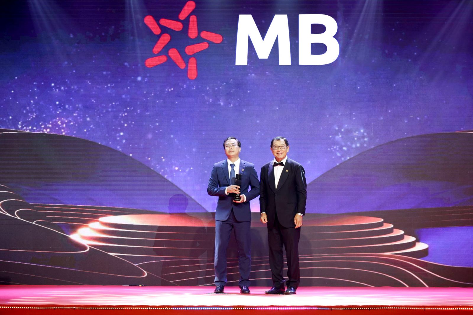 Ông Phan Quốc Lịch – Giám đốc vùng SME MB đại diện nhận giải