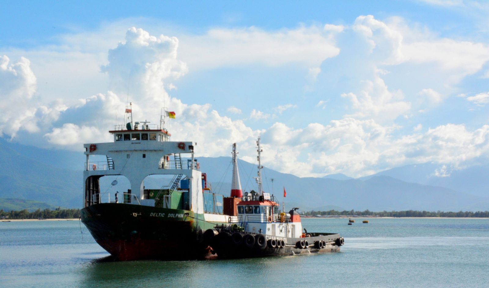 Tàu Deltic Dolphin của hãng tàu Voyager Logistics SDN BHD (Malaysia) xếp dỡ và vận chuyển 120 SOC container hàng hóa tuyến Sibu (Malaysia) - Chân Mây (Việt Nam) – Pontianak (Indonesia) đã cập cảng Chân Mây