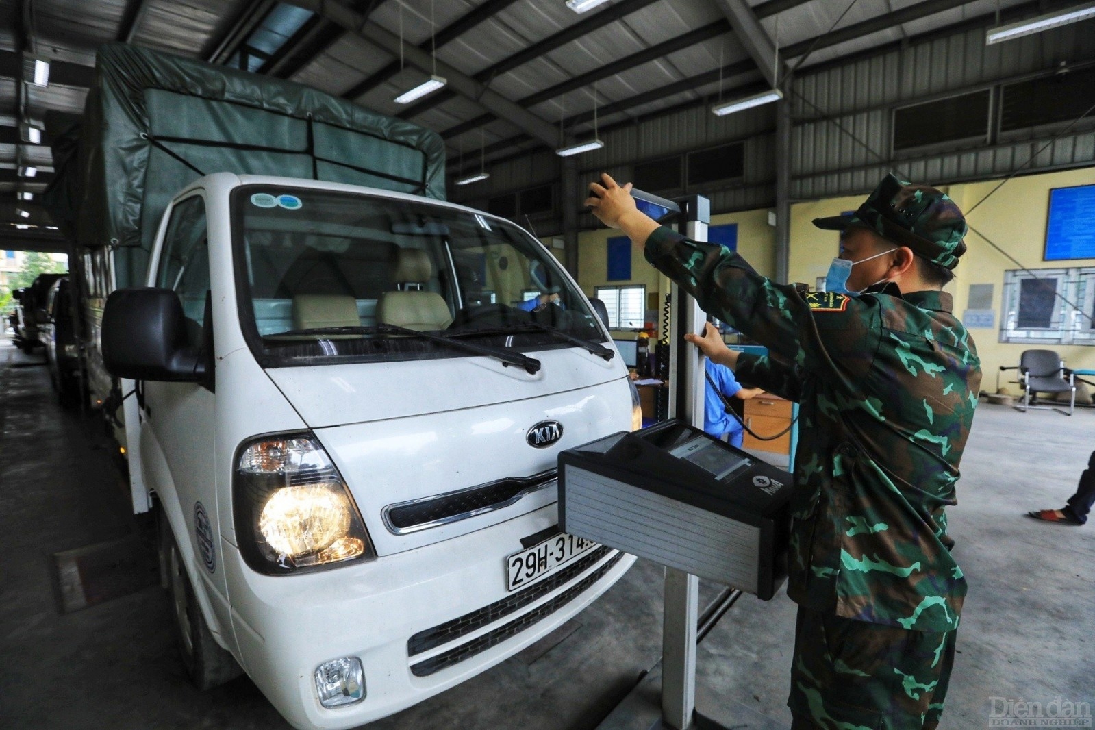 Quân đội tham gia hỗ trợ tại các trung tâm đăng kiểm 
Bắt đầu từ hôm nay 20/3/2023, lực lượng quân đội sẽ tham gia hỗ trợ công tác đăng kiểm tại Hà Nội và TP. Hồ Chí Minh.
