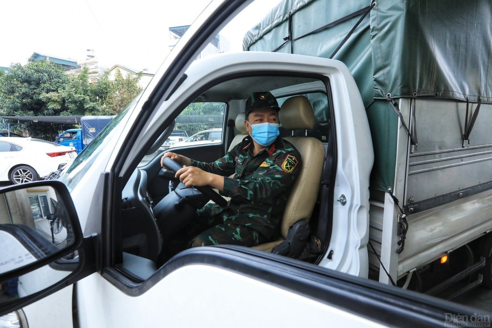 Quân đội tham gia hỗ trợ tại các trung tâm đăng kiểm 
Bắt đầu từ hôm nay 20/3/2023, lực lượng quân đội sẽ tham gia hỗ trợ công tác đăng kiểm tại Hà Nội và TP. Hồ Chí Minh.