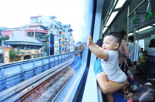 Tàu điện Cát Linh - Hà Đông lập kỷ lục đón khách dịp nghỉ lễ Quốc khánh