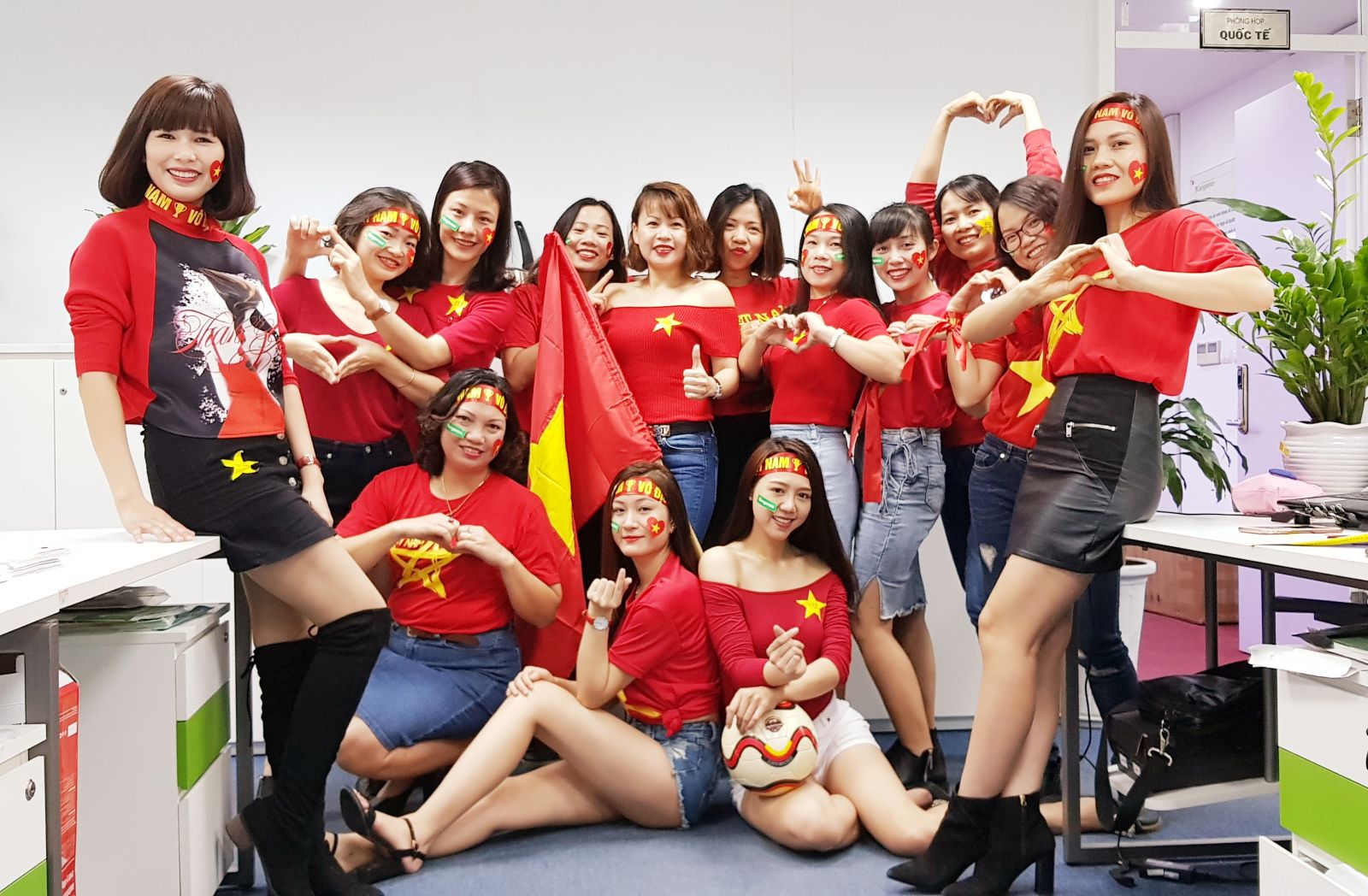 Dân văn phòng cổ vũ tuyển U23 Việt Nam
