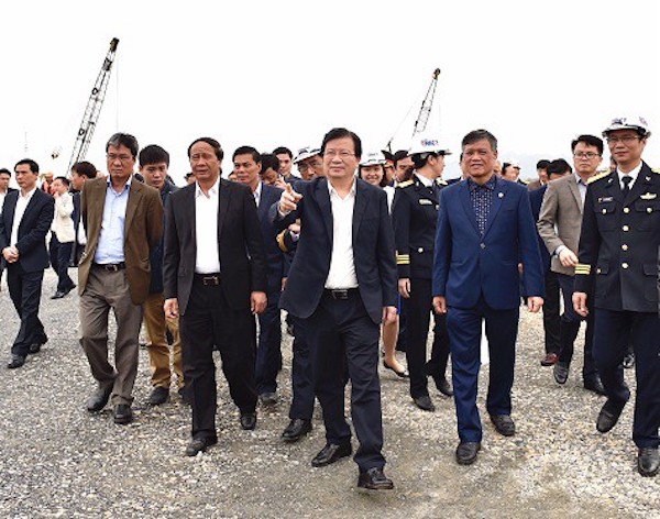 Phó Thủ tướng đã tới thăm công trường xây dựng Tổ hợp sản xuất ô tô Vinfast.