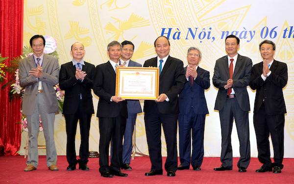 Thủ tướng trao Huân chương lao động hạng Ba cho Uỷ ban.