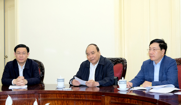 Thủ tướng Nguyễn Xuân Phúc, Phó Thủ tướng Phạm Bình Minh và Phó Thủ tướng Vương Đình Huệ tại cuộc họp.