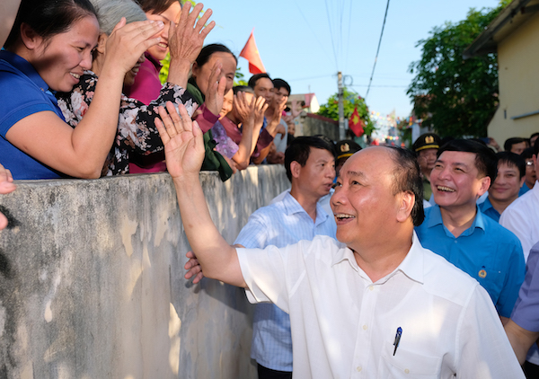 Thủ tướng thăm các công nhân khu trọ tại xóm 2, thôn Thần Nữ, xã Bạch Thượng, huyện Duy Tiên, Hà Nam chiều ngày 19/5.