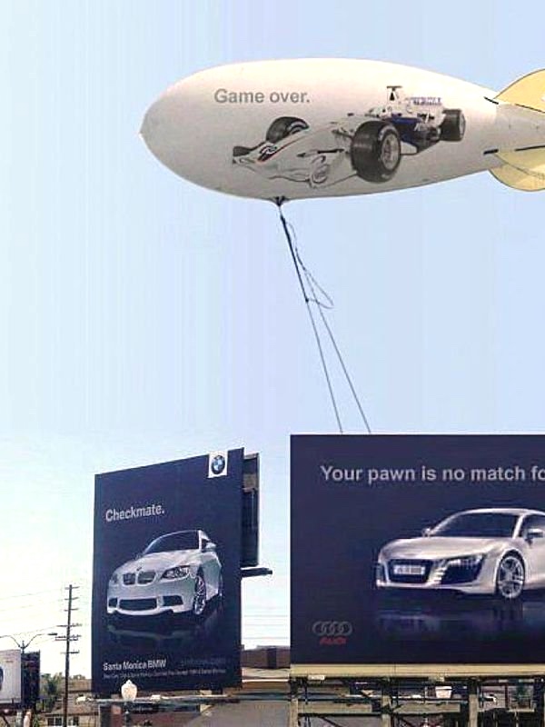 BMW treo một quả bóng ngay trên tấm pano của Audi với thông điệp lật đổ quân cờ của Audi và thông báo: 'Hết cờ