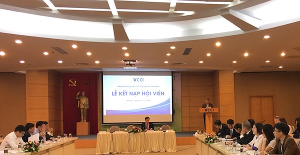 Ông Đào Xuân Trường- Phó trưởng ban Hội viên VCCI công bố quyết định kết nạp hội viên.