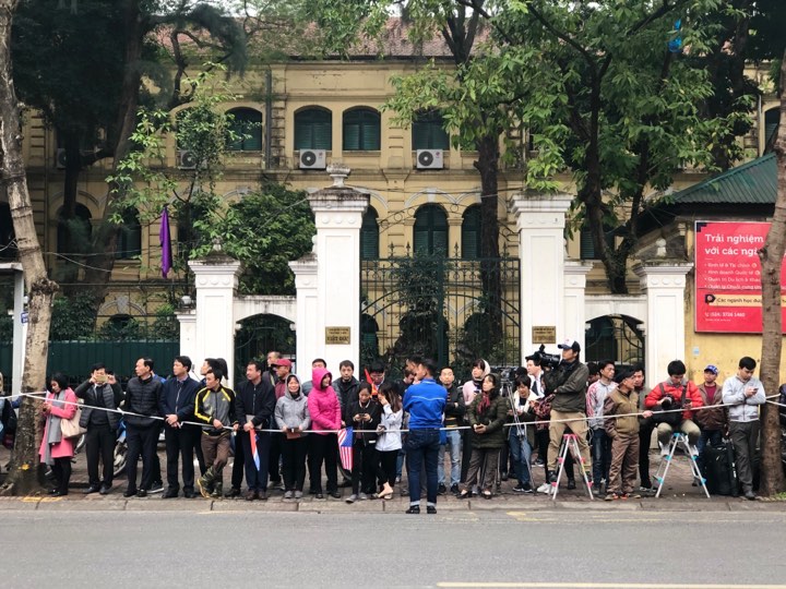 Rất đông người dân đứng chờ đoàn xe của Chủ tịch Triều Tiên Kim Jong Un trước cửa khách sạn Melia