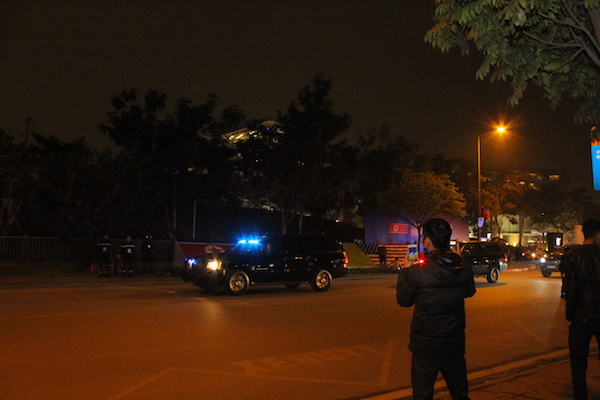 Đoàn xe bắt đầu di chuyển từ khách sạn JW Marriott tới Sân bay Quốc tế Nội Bài để đón Tổng thống Mỹ