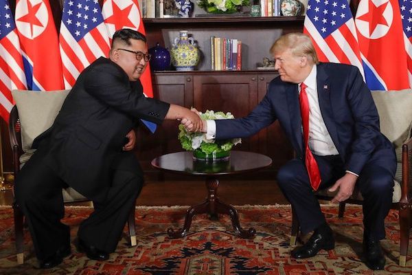  Lãnh đạo Triều Tiên Kim Jong Un và Tổng thống Mỹ Donald Trump gặp nhau tại Singapore tháng 6 năm 2018.