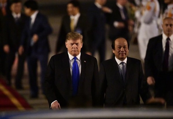 Đón Tổng thống Donald Trump tại sân bay quốc tế Nội Bài có Ủy viên Trung ương Đảng, Bộ trưởng Chủ nhiệm Văn phòng Chính phủ Mai Tiến Dũng, cùng lãnh đạo một số bộ, ngành, nhân dân Thủ đô Hà Nội.