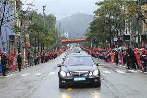 đoàn xe lãnh đạo Triều Tiên Kim Jong Un đi qua ải Chi Lăng lúc 9h20.