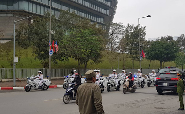 Lực lượng chức năng của Hà Nội đã tổ chức điều tiết và phân luồng giao thông tại khu vực này từ rất sớm để chuẩn bị cho đoàn xe hộ tống Tổng thống Mỹ xuất phát. 