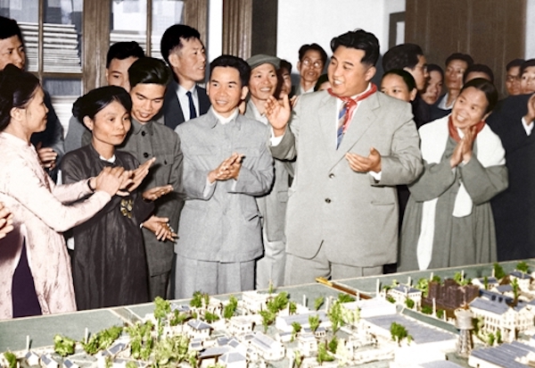 Thủ tướng Triều Tiên Kim Nhật Thành (đứng hàng đầu, đeo cà vạt) tại nhà máy dệt Nam Định. Ảnh: Bảo tàng Hồ Chí Minh.