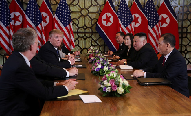 Nhà lãnh đạo hai nước Mỹ - Triều Tiên trong phiên đàm phán sáng ngày 28/2. Ảnh: AFP