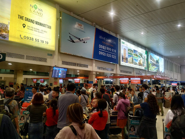 Cảng hàng không quốc tế Tân Sơn Nhất thường xuyên rơi vào tình trạng quá tải